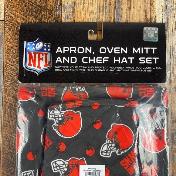 Northwest NFL 3 Piece Team Color and Logo Chef Set: Apron, Oven Mitt & Chef Hat - Picture 2 of 8